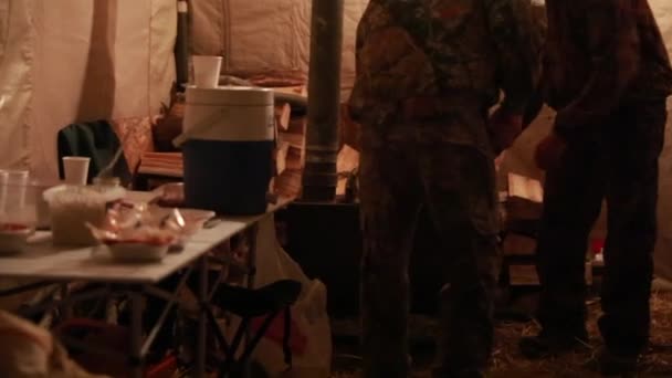 在墙上的帐篷里的猎人 — 图库视频影像