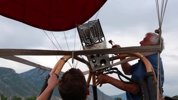 飞行员在气球点燃圣火 — 图库视频影像