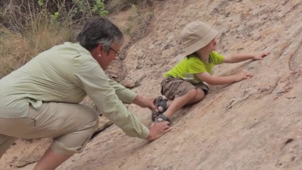 Grootmoeder helpen kleinzoon — Stockvideo