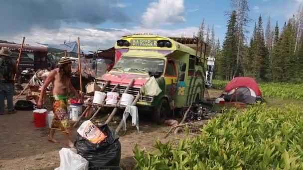 Hippie-Busse beim Regenbogenfamilientreffen — Stockvideo