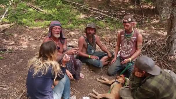 Hippies fumam marajuana — Vídeo de Stock
