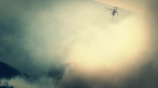Batallas de helicópteros con incendios forestales — Vídeo de stock