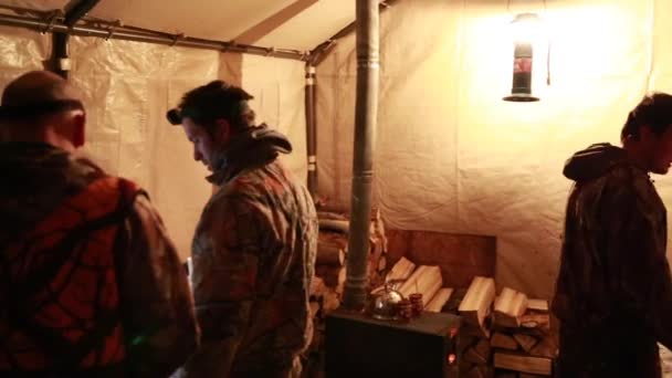 Jagers in een muur tent — Stockvideo