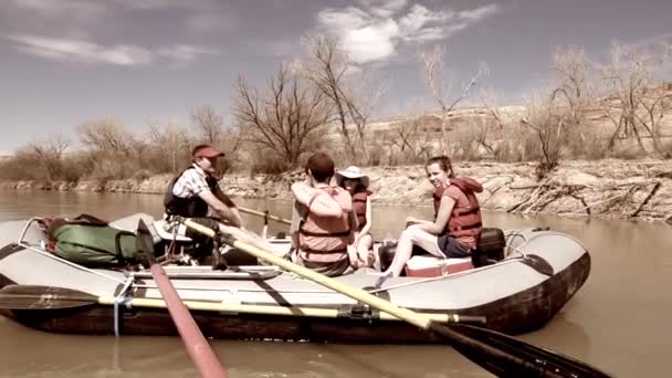 Group river rafting on san juan river by cliff — Stock Video