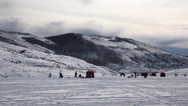 Famiglie pesca sul ghiaccio — Video Stock