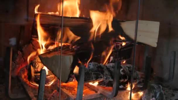 Loguje sie na ogień wewnątrz kominek — Wideo stockowe