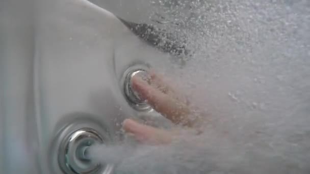 Whirlpool mit Blasen und einer Hand — Stockvideo