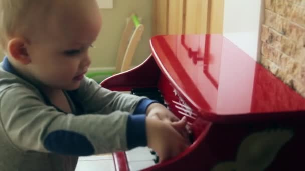 Boy playing on a piano — Stock Video