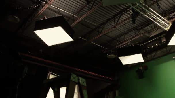 Lights on green screen film set — Stock Video