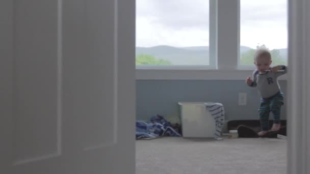 Niño jugando en su dormitorio — Vídeos de Stock