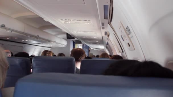 Mensen binnen vliegtuig — Stockvideo