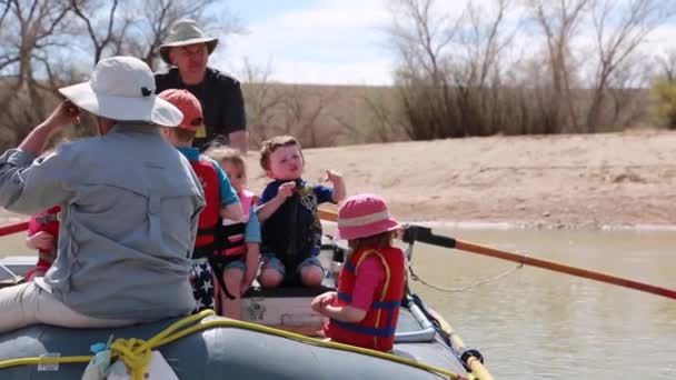 Familias que corren el río San Juan — Vídeos de Stock