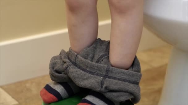 Μικρό αγόρι τραβώντας παντελόνι — Αρχείο Βίντεο