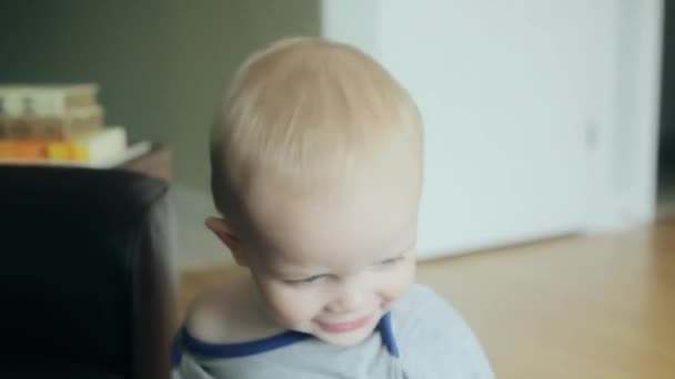 彼のオウムと遊ぶ少年 — ストック動画