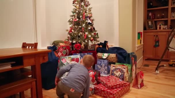 Jongen met een Kerstcadeaus — Stockvideo