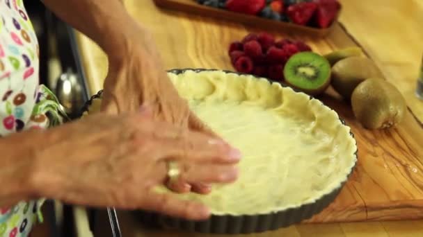 Mujer haciendo tarta de frutas — Vídeo de stock