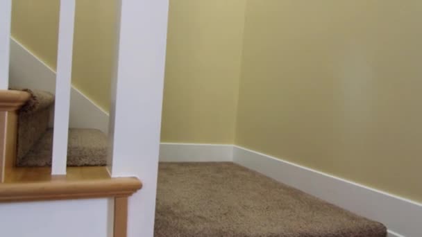 Klatki schodowej w nowym domku — Wideo stockowe