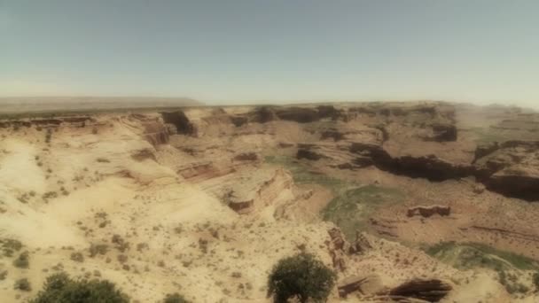 Gran cañón en un desierto caliente y seco — Vídeo de stock