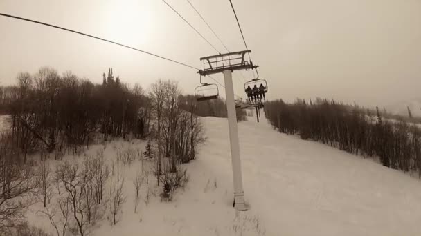 Esquiadores en una ventisca invernal — Vídeo de stock