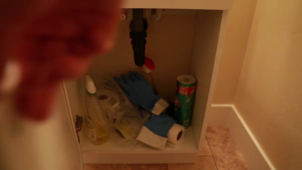 Hand opening a bathroom cupboard — Stock Video