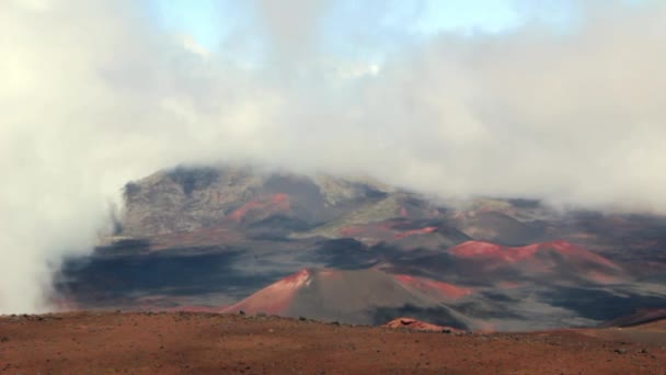 Nubes soplan sobre volcán — Vídeo de stock