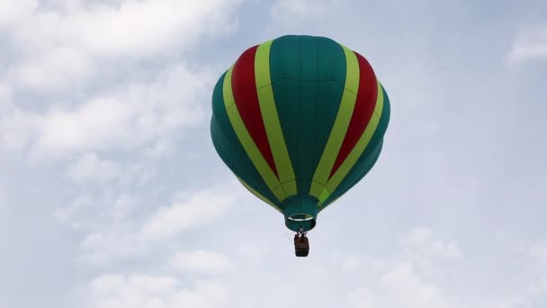 Pilot hava balonu üzerinde uçar — Stok video