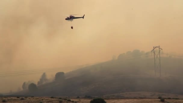 Helikopter pertempuran dengan wildfire — Stok Video