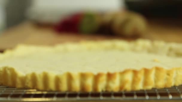 Mujer haciendo tarta de frutas — Vídeo de stock