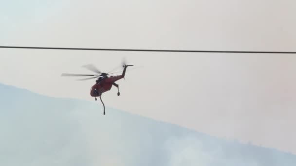 Hubschrauber kämpft mit Flächenbrand — Stockvideo