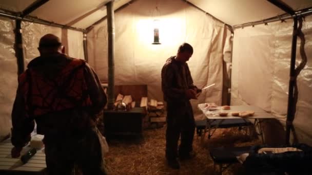 Jagers in een muur tent — Stockvideo