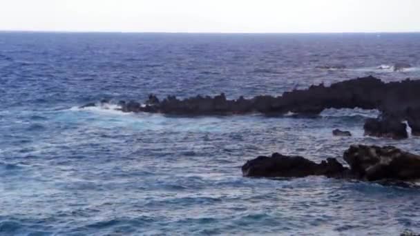 Θάλασσα αψίδα στο νησί — Αρχείο Βίντεο