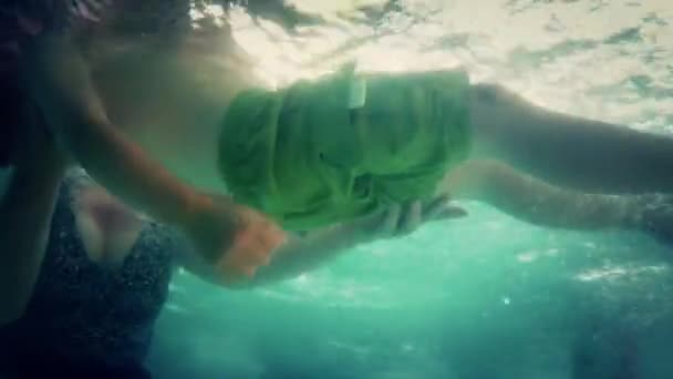 Kleine jongen leren om te zwemmen — Stockvideo
