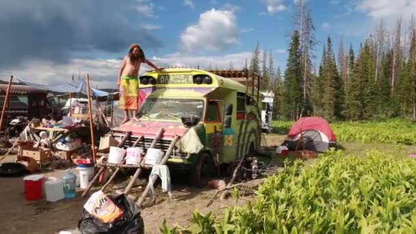 Autobuses hippies en reunión de la familia arco iris — Vídeos de Stock