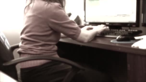 Работающая мать в офисе — стоковое видео