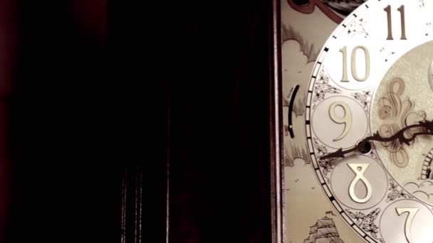 Une vieille horloge grand-père — Video