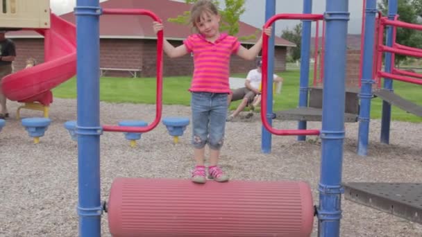 Menina jogando no playset — Vídeo de Stock