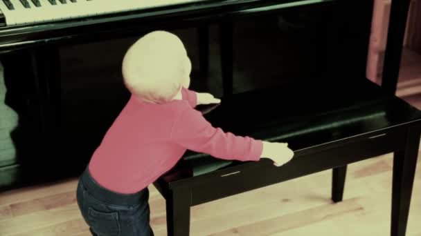 Хлопчик грає на піаніно — стокове відео