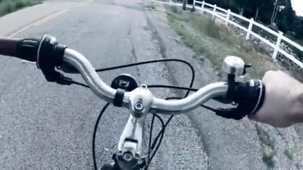 Hombre conduciendo bicicleta — Vídeos de Stock
