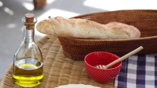 Bruschetta en la mesa de cocina — Vídeos de Stock