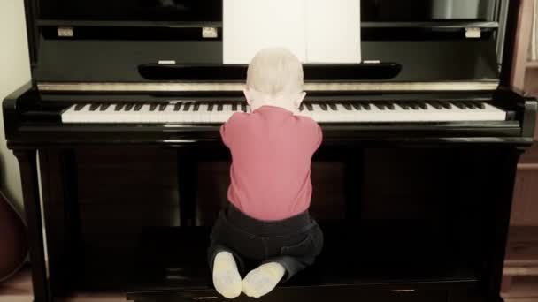 男孩玩钢琴 — 图库视频影像