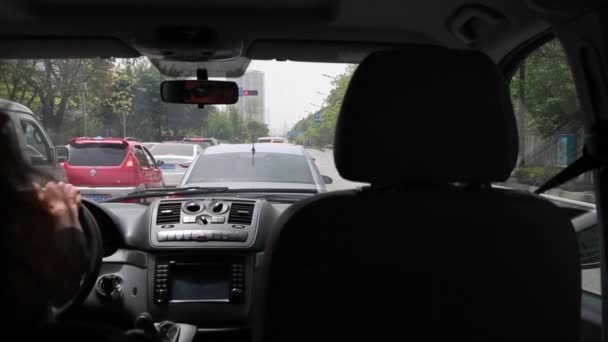 Carro de condução em uma estrada — Vídeo de Stock