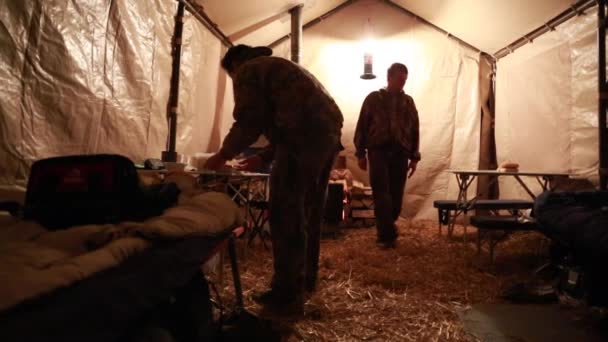 Jagers in een muur tent — Stockvideo