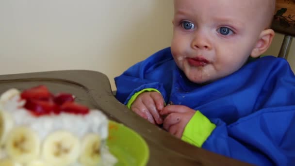 Menino comendo bolo de choclate — Vídeo de Stock