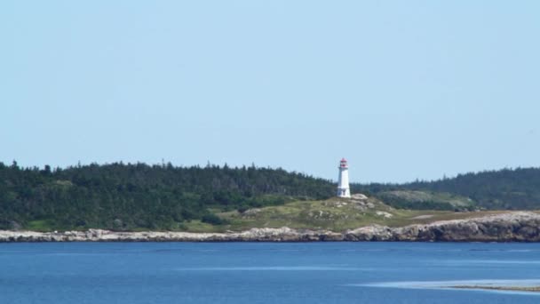 Fyren på havet stranden — Stockvideo