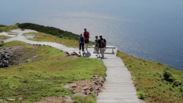 Wandelaars op skyline trail — Stockvideo