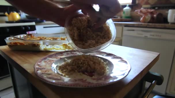 Загрузка продуктов питания на тарелку — стоковое видео