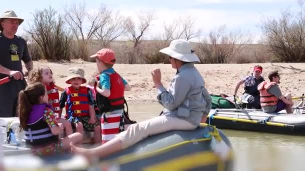 Familles courant la rivière san juan — Video