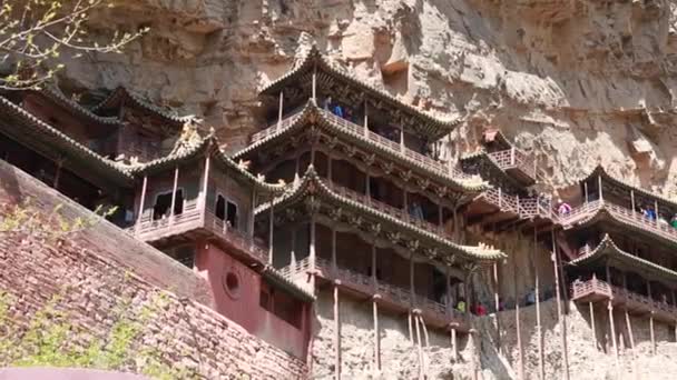 Tourists visit the hanging temple — Stock Video