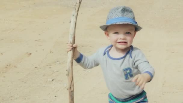 Niño caminando con bastón — Vídeos de Stock