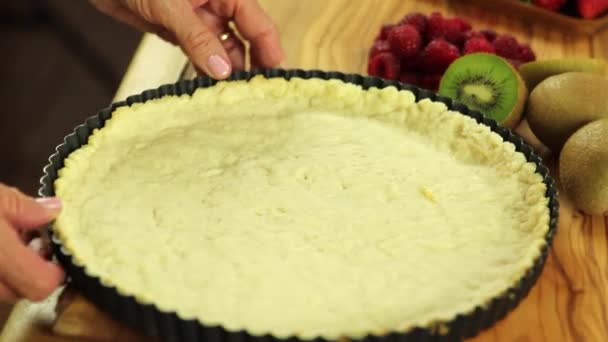 Mujer haciendo tarta de frutas — Vídeos de Stock